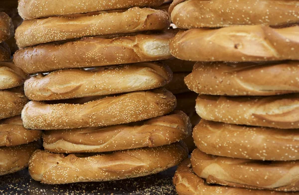 Фрагмент фото предложения и вкусный мальтийский хлеб, свежий хлеб. Свежая вкусная здоровая еда, хлеб на улице — стоковое фото