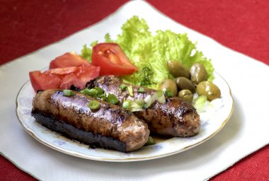 Malta bir masada sebze ile servis sosis ızgara. Sosis ızgara. Sosis Barbekü