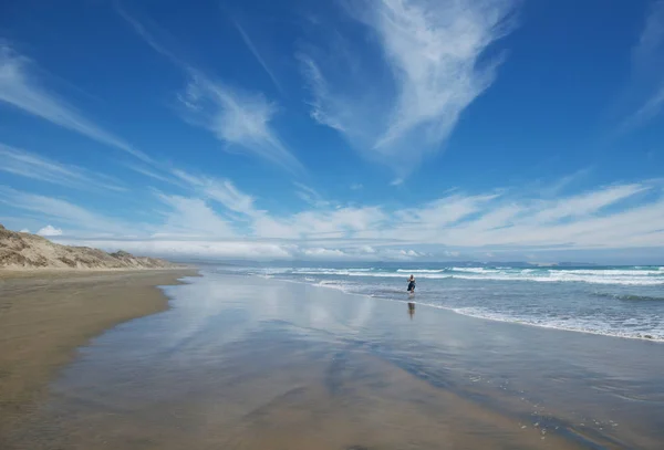 Huzur ve huzur Yeni Zelanda. Kadın okyanus ve doksan Mile Beach, North Island Yeni Zelanda Guzel manzaralar keyfini deniz arka planda