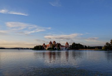 Trakai Kalesi - ada kale Trakai Litvanya'daki yerleri en popüler turistik biridir, evler bir müze ve Kültür Merkezi. Litvanya, eski başkenti Trakai. Günbatımı Trakai, Litvanya