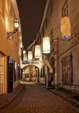 Vilnius, Litvanya - 7 Kasım 2017: gece görüntülemek eski şehir Vilnius, 7 Kasım 2017. Vilnius eski şehir eski sokakta. Vilnius, Litvanya