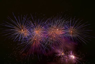 Renkli havai fişek arka plan. Bayram zamanı. Yeni Yılınız Kutlu Olsun. Mutluluk kavramı. Yaratıcı sanat. Renkli havai fişek arka plan metin için boş alan ile