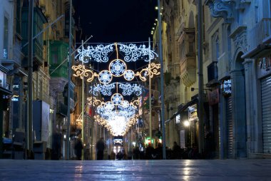 Valletta Malta - 8 Aralık 2016: Valletta, Malta için Noel dekorasyonu ile ışıklı Cumhuriyet Caddesi'nin görünümü. Valletta, Malta, Avrupa'nın Noel dekorasyon