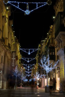Valletta Malta - 8 Aralık 2016: Valletta, Malta için Noel dekorasyonu ile ışıklı Cumhuriyet Caddesi'nin görünümü. Valletta, Malta, Avrupa'nın Noel dekorasyon