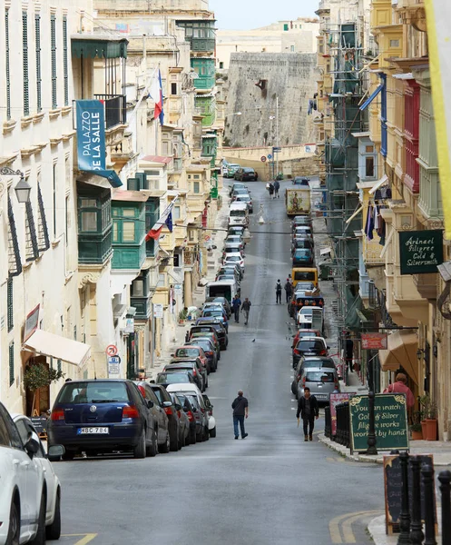 Valletta, MALTA - Dec 6: typical street of Valletta, Malta on Dec 6, 2015.People in the street. Street view of Valletta - the capital of Malta, Europe. Valletta will be culture capiotal 2018 — Stock Photo, Image