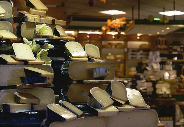 Various types of Holland cheese. Popular dish in Netherland. Various cheese on a market stand. Cheese shop in Amsterdam. Different types of mature cheese on sale in the local market stall — Stock Photo, Image