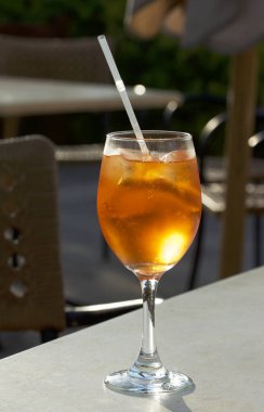 Büyük cam güzel doğal arka planda izole renkli kayısı kokteyl. Soğuk buz solated yeşil zemin üzerine kokteyli. Yaz içki cam. Kayısı kokteyl