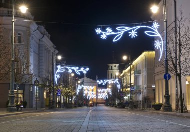 Vilnius, Litvanya - 1 Aralık 2017: Gece görünümü Caddesi'nin yılbaşı için Vilnius, 1 Aralık 2017 Vilnius, Litvanya dekore edilmiş.