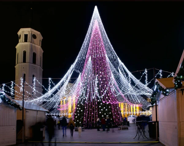 维尔纽斯 立陶宛 12月02日 在维尔纽斯的圣诞树的看法2017年12月02日在维尔纽斯立陶宛 1994年 维尔纽斯老城被列入联合国教科文组织世界遗产名录 — 图库照片