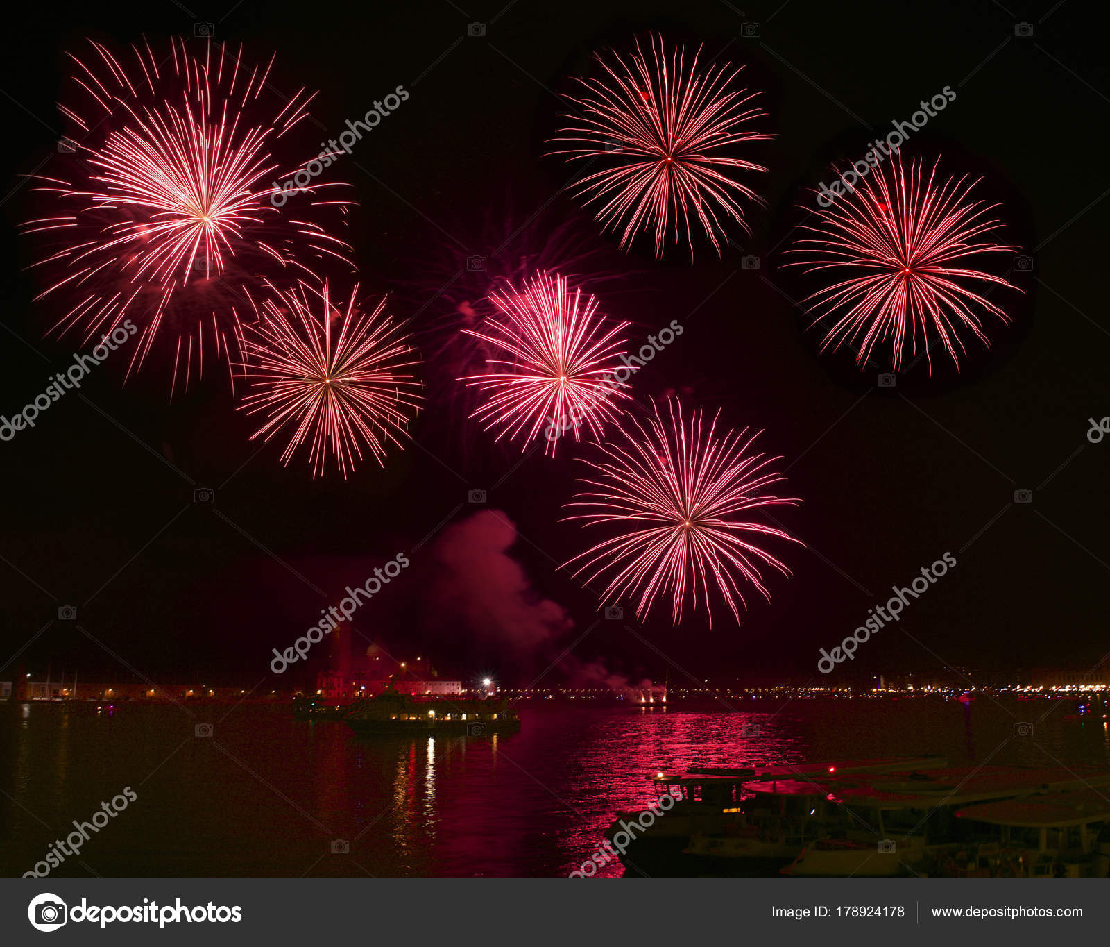 Grand Feu Artifice Rouge Explose Venise Dans Ciel étoilé