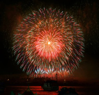 Malta Uluslararası Fireworks Festival Malsaxlokk köyde Firewokrs patlama