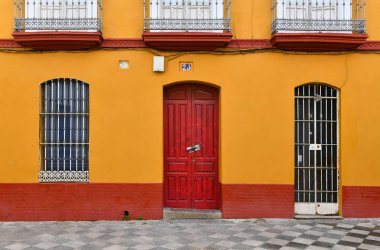 Seville, İspanya - 28 Kasım 2019 Seville, İspanya 'da Bario Santa Cruz' da renkli bir bina. Sevilla 'daki Yahudi bölgesinde renkli binalar