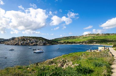 Panoramik açıdan Mistra Bay, Malta 'ya. Malta kıyıları