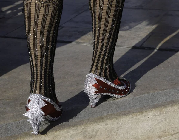 穿着时髦鞋子的狂欢节舞者的腿的照片 恶搞狂欢节舞者的腿碎片照片 只有腿被割伤 — 图库照片