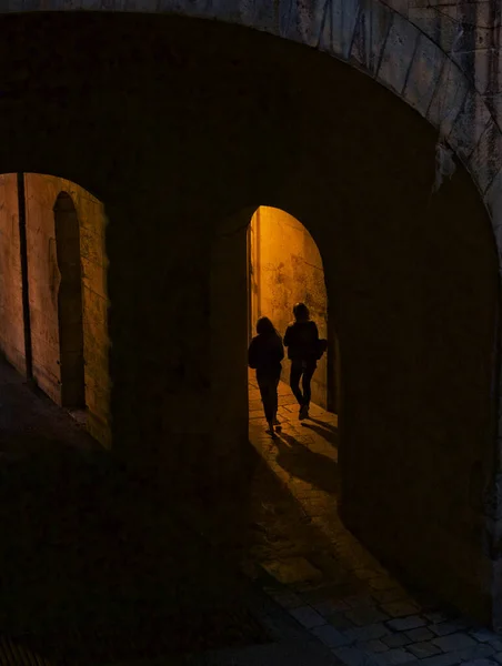 Άτομα Που Περνούν Victoria Gate Στη Βαλέτα Μάλτα Ταξιδιώτες Στη — Φωτογραφία Αρχείου