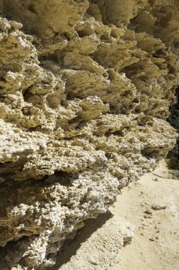Kaya arka planı. Uçurum. Malta kireçtaşı arka planı. Sarı taş; doğa dokusu ve deseni