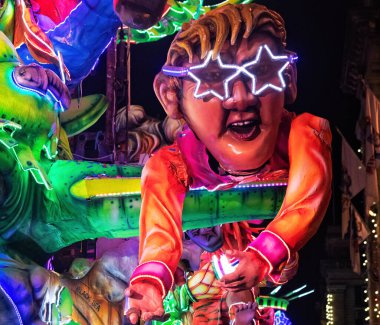 VALLETTA, MALTA-FEB 23. 2020 - Valletta caddeleri boyunca düzenlenen Mardi Gras Malta Karnavalı geçit töreni sırasında Uluslararası Malta Karnavalı 'ndan renkli bir şamandıra..