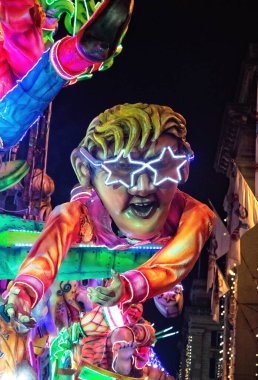 VALLETTA, MALTA-FEB 23. 2020 - Valletta caddeleri boyunca düzenlenen Mardi Gras Malta Karnavalı geçit töreni sırasında Uluslararası Malta Karnavalı 'ndan renkli bir şamandıra..
