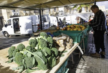 MarsaxloKK, MALTA-jan 9.2020 - Marsaxlokk 'ta her pazar düzenlenen geleneksel Malta pazarı. Sebze pazarı. Sokak gıda pazarında taze brokoli. Sağlıklı yiyecekler. Sağlıklı yaşam tarzı kavramı