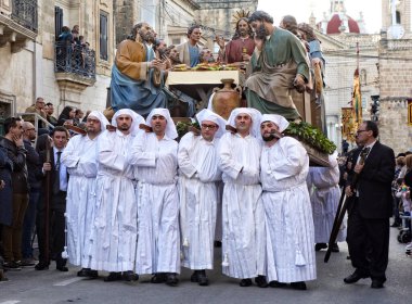 Hamrun, MALTA - 19 Nisan 2018: Hamrun, Malta 'daki Kutsal Cuma geçit töreninde İncil' deki tutku sahnelenmesi. Paskalya kutlaması. Bulanık arka plan Maltaca