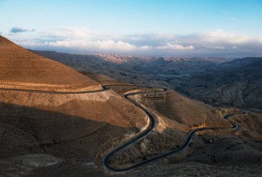 Ürdün Ortadoğu Krallığı 'na git - Kral' ın Dhiban kasabası yakınlarındaki Al Mujib barajı yakınlarındaki dağdaki yolu. King 's Highway Jordan.