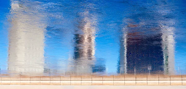 Wazige Reflectie Silhouet Van Gebouwen Een Water Een Zonnige Mooie — Stockfoto