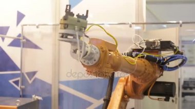 İşlenecek parçanın robot-konveyör taşır