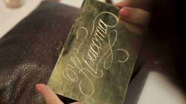 Gravür kız 7 üzerinde yapar.