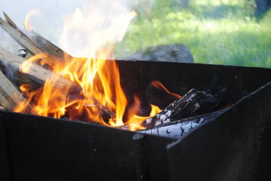 Izgara ateşinde teneke odun.