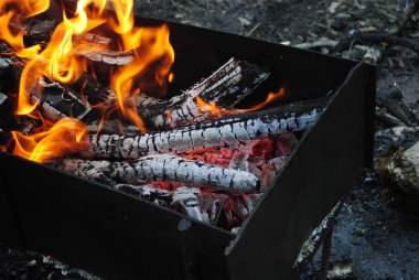 Izgara ateşinde teneke odun.