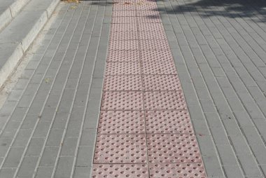 Pembe ve gri renklerde asfalt üzerinde yaya fayansları