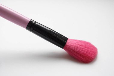 Beyaz arkaplanda makyaj fırçaları