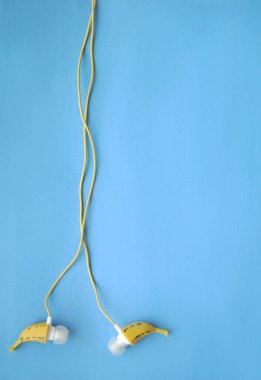 Mavi arka planda sarı kulaklıklar.