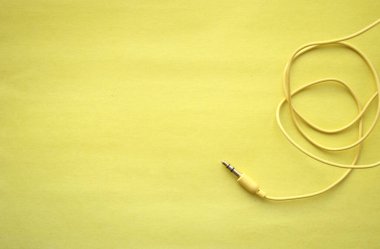 parlak bir arka planda muz şeklinde kulaklık.