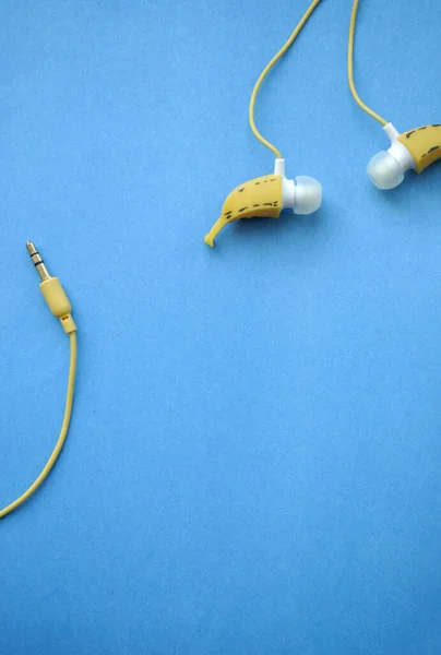 Intra Channel Headphones Yellow Blue Background — Stock Photo, Image