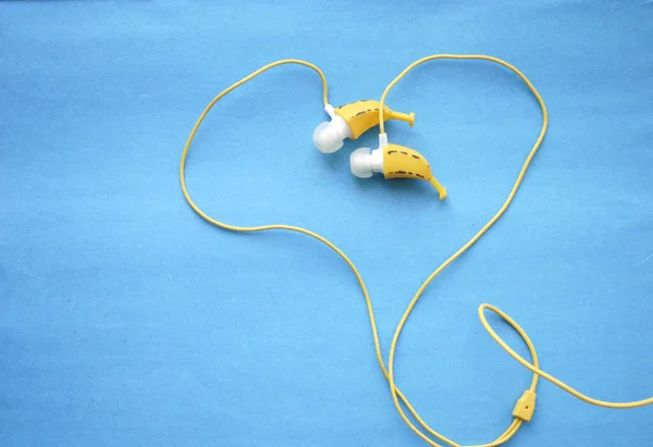 Écouteurs Intra Auriculaires Forme Banane Sur Fond Lumineux — Photo