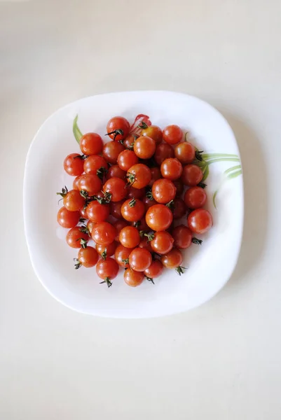 Pequenos Tomates Vermelhos Uma Chapa Branca — Fotografia de Stock