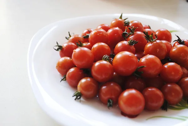 Pequenos Tomates Vermelhos Uma Chapa Branca — Fotografia de Stock