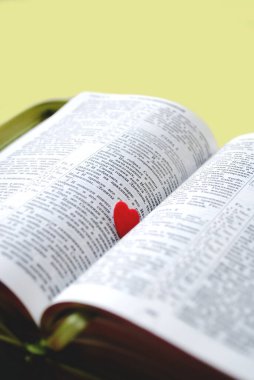 İncil açık bir kitaptır. Kalp İncil 'in sayfasında