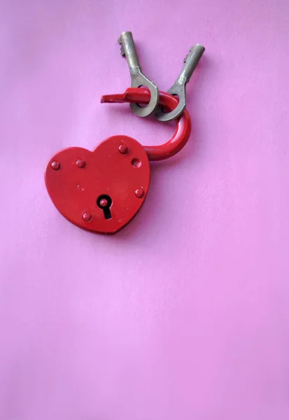 Κόκκινη Κλειδαριά Σχήμα Καρδιάς Ροζ Φόντο Πλήκτρα — Φωτογραφία Αρχείου