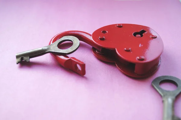 Bloqueio Forma Coração Vermelho Fundo Rosa Com Chaves — Fotografia de Stock
