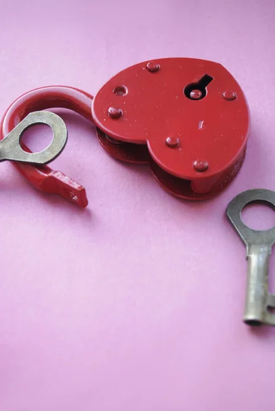 ピンクを基調とした赤いハート型のロック — ストック写真