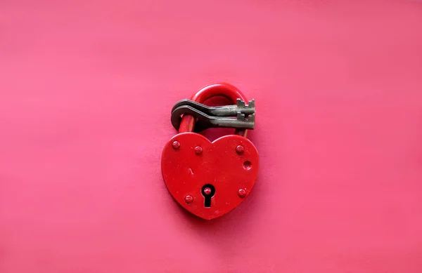 Bloqueio Forma Coração Vermelho Fundo Vermelho Com Chaves — Fotografia de Stock