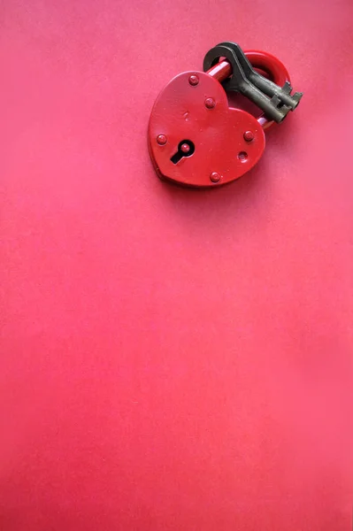 鍵付きの赤い背景に赤いハート型のロック — ストック写真
