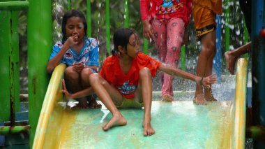 Pemalang Endonezya 9 Kasım 2019 'da, eğlence parkının ziyaretçileri su havuzunun keyfini çıkarırken,