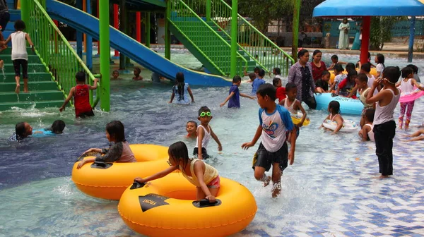 Odwiedzający Zabawę Parku Rozrywki Korzystając Basenu Wodą Pemalang Indonesia Listopada — Zdjęcie stockowe