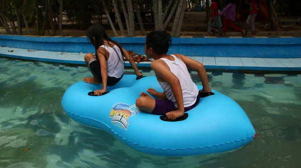 Visitantes Parque Diversões Enquanto Desfrutam Piscina Água Pemalang Indonesia Novembro — Fotografia de Stock