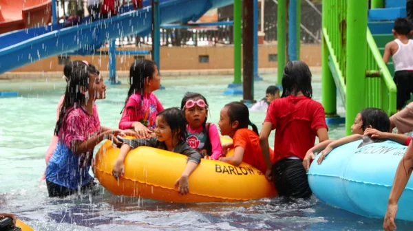 Los Visitantes Del Parque Atracciones Juegan Mientras Disfrutan Piscina Agua — Foto de Stock