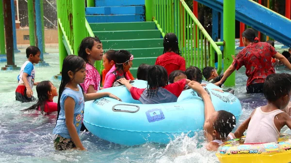 遊園地の訪問者は 水のプールを楽しみながら Pemalang Indonesia November 2019 — ストック写真