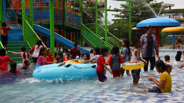 Los Visitantes Del Parque Atracciones Juegan Mientras Disfrutan Piscina Agua — Foto de Stock